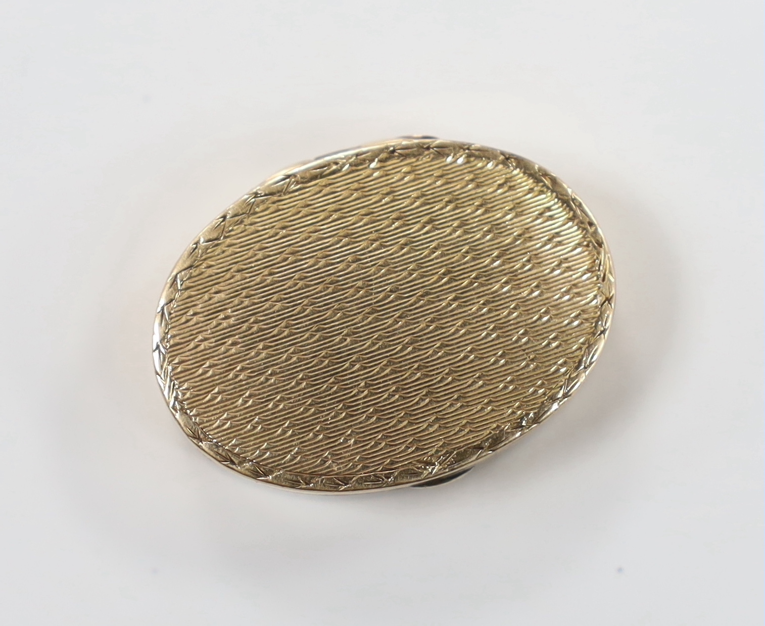 An Asprey part engine turned 9ct oval pill box, 28mm, 7.9 grams.